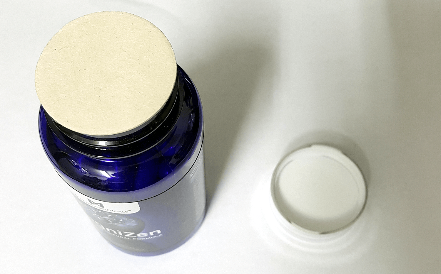 KogniZen bottle opening moisture absorbent stuck on the opening seal